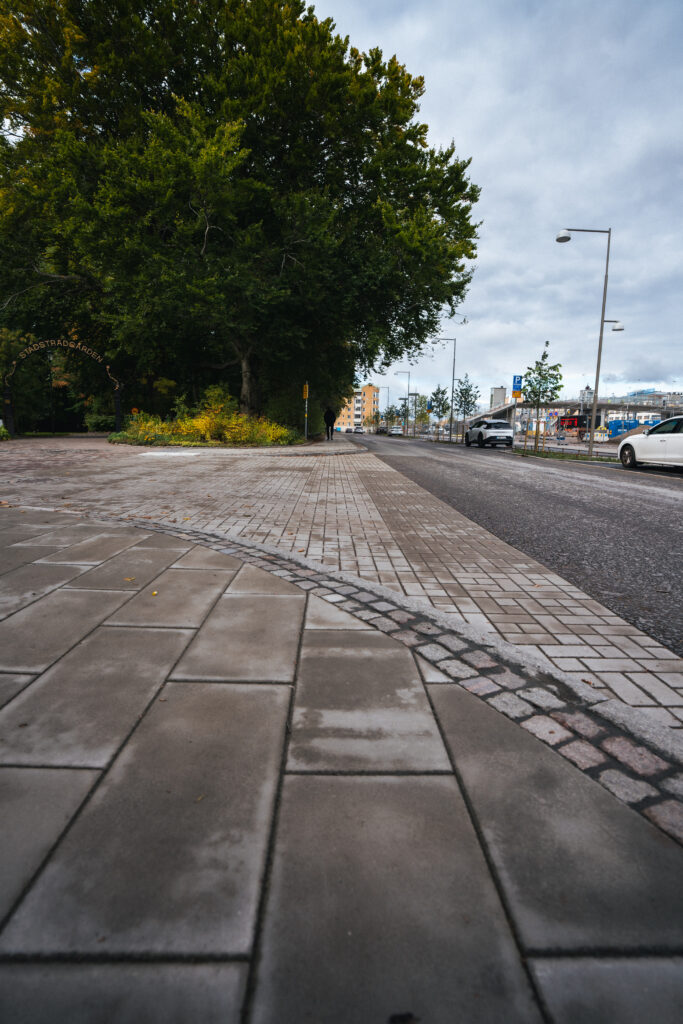 Plattor, gatsten och marksten utmed resecentrum Karlstad.