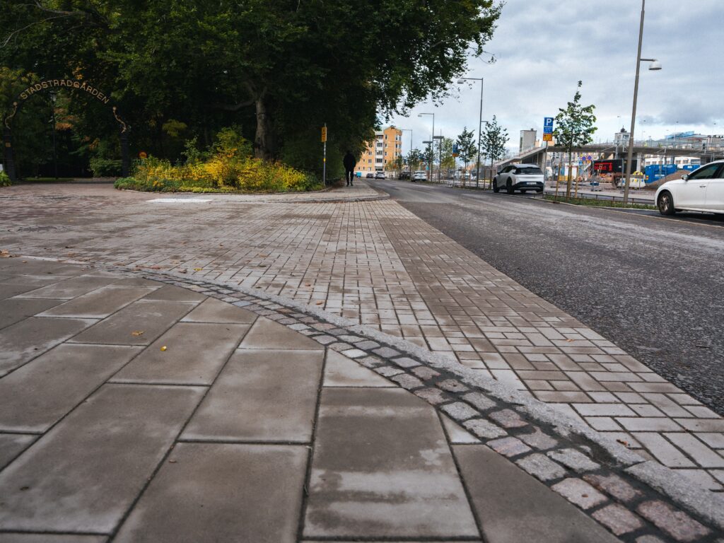 Plattor, gatsten och marksten utmed resecentrum Karlstad.